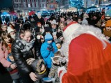 Pierwszy Jarmark Mikołajkowy i wizyta  Świętego Mikołaja w Człuchowie - wydarzenie cieszyło się dużym zainteresowaniem dzieci i dorosłych