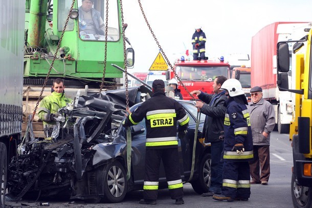 Toyota wbiła się w naczepę stojącego na poboczu tira