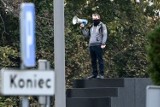 Akt oskarżenia dla mężczyzny, który w przeddzień wyborów parlamentarnych, na pomniku smoleńskim, groził, że się wysadzi 