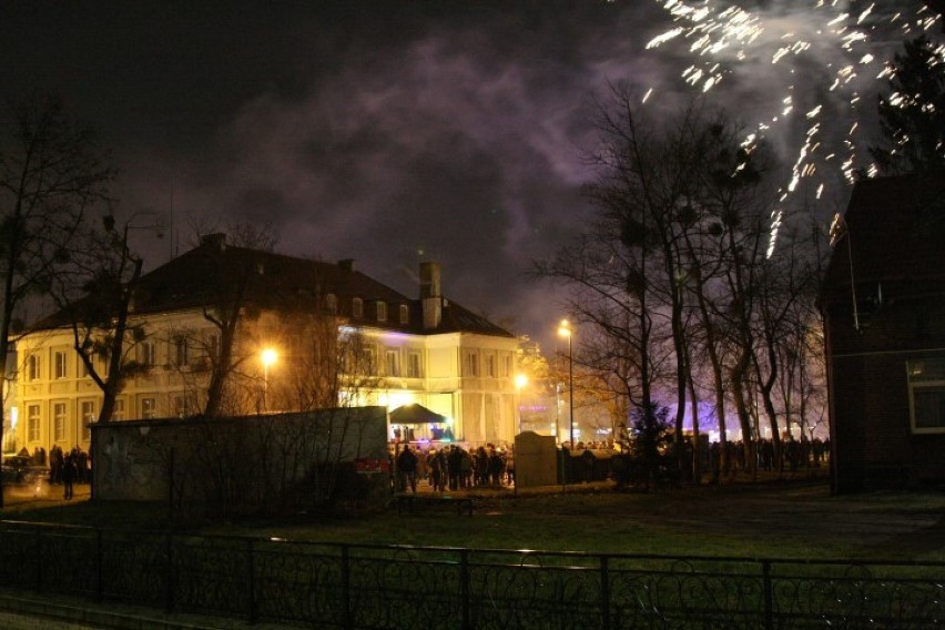 Sylwester 2017 w Pruszczu Gdańskim. Mieszkańcy powitali Nowy Rok przy Urzędzie Miasta [ZDJĘCIA]