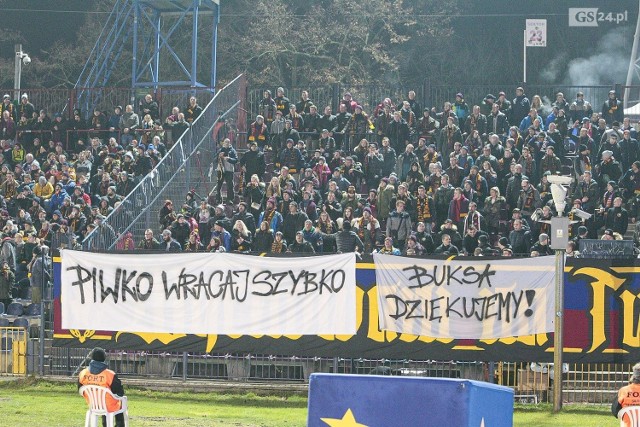 Przegraną 0:1 zakończył się mecz Pogoni Szczecin z Koroną Kielce. Na trybunach zasiadło 3656 widzów, przed meczem fani dostali od klubu przypinki z herbem, po meczu piłkarze wykopał piłki, pamiątkowe fotki. Atmosfera była budująca, trener dziękował, ale troszkę gwizdów też dało się słyszeć