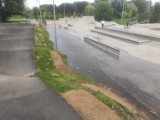 Oleśnica. Skatepark po intensywnych opadach stoi w wodzie. Opozycja krytykuje władze. Co na to rządzący? (ZDJĘCIA)