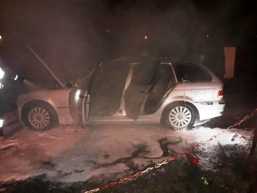 Samochód marki BMW zapalił się na parkingu. Pozostał po nim wrak 