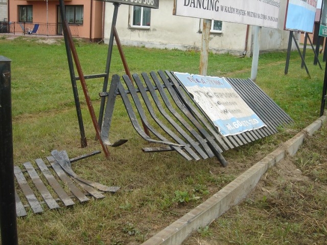 Nietrzeźwy kierowca bmw staranował płot w Łucce koło Lubartowa.