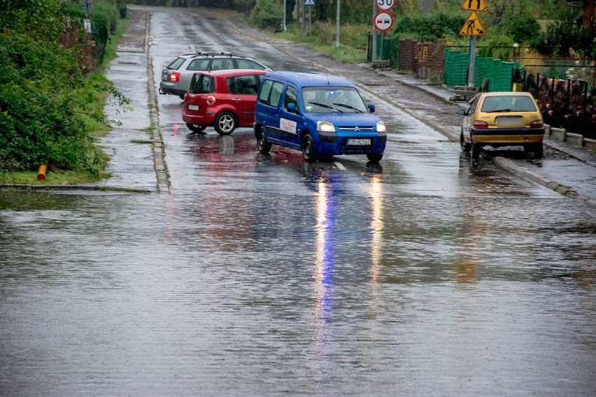 Podtopienia i zalane ulice w Wałbrzychu.Strażacy mają mnóstwo pracy (ZDJĘCIA) 