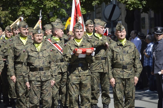 We wtorek 15 sierpnia w całym kraju obchodzone jest Święto Wojska Polskiego. W Lubuskiem wojewódzkie obchody odbyły się w Gorzowie. 



- To ważne święto, o którym trzeba pamiętać i mówić wnukom – mówiła mam we wtorek 15 sierpnia Helena Gawlik – Zyskowska z Gorzowa. W południe wraz z mężem była na placu Grunwaldzkim, gdzie odbyły się wojewódzkie obchody Święta Wojska Polskiego połączone z 97. rocznicą Bitwy Warszawskiej z 1920 r. Rozpoczęły się one od mszy za ojczyznę w pobliskim kościele przy ul. Mieszka I. Po niej m.in. około stu żołnierzy przemaszerowało na plac, gdzie zaczęła się oficjalna część uroczystości. W jej trakcie minister rodziny, pracy i polityki społecznej Elżbieta Rafalska odczytała list od prezydenta Andrzeja Dudy, w którym podkreślał on, że Polska kładzie nacisk na rozwój wojska.

- Jako Polak czułem się w obowiązku, by tutaj przyjść – mówił nam Kazimierz Markiewicz, który przyszedł na plac z żoną. 

Zobacz też: Elitarny zespół akrobacyjny Wojska Polskiego. Jak się tam dostać?


