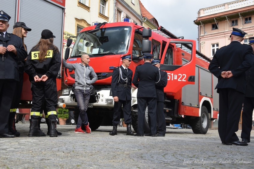 Nowy wóz strażacki dla OSP Kunice. Na rynku miasta odbyła się uroczystość przekazania pojazdu