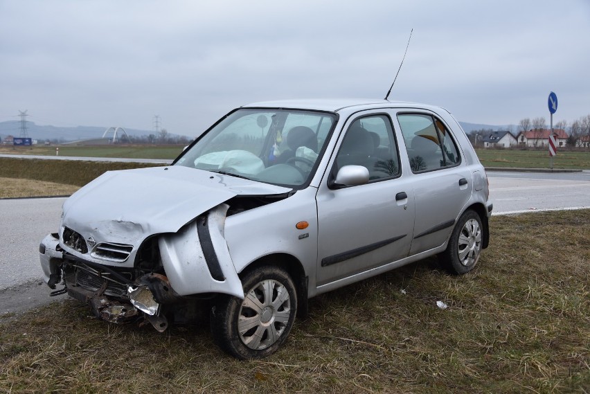 Wypadek w Wojniczu. Poranne zderzenie dwóch aut na obwodnicy Wojnicza, obok cmentarza. To już kolejne zdarzenie w tym miejscu [ZDJĘCIA]