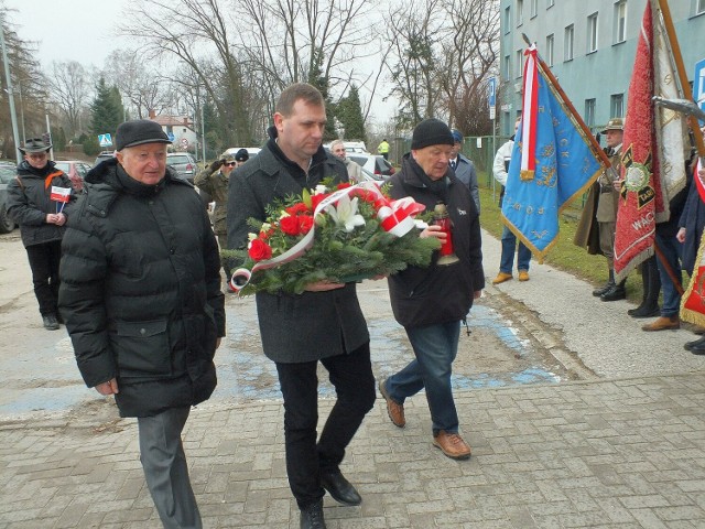 Przed tablicą Zygmunta Procha kwiaty składa Piotr Ambroszczyk, starosta starachowicki