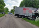 Pasynki. Wypadek na drodze wojewódzkiej. Dostawczak zderzył się z ciężarówką