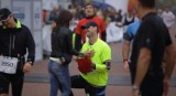 Krystian Świech z Włocławka oświadczył się po przebiegnięciu maratonu w Poznaniu [wideo]