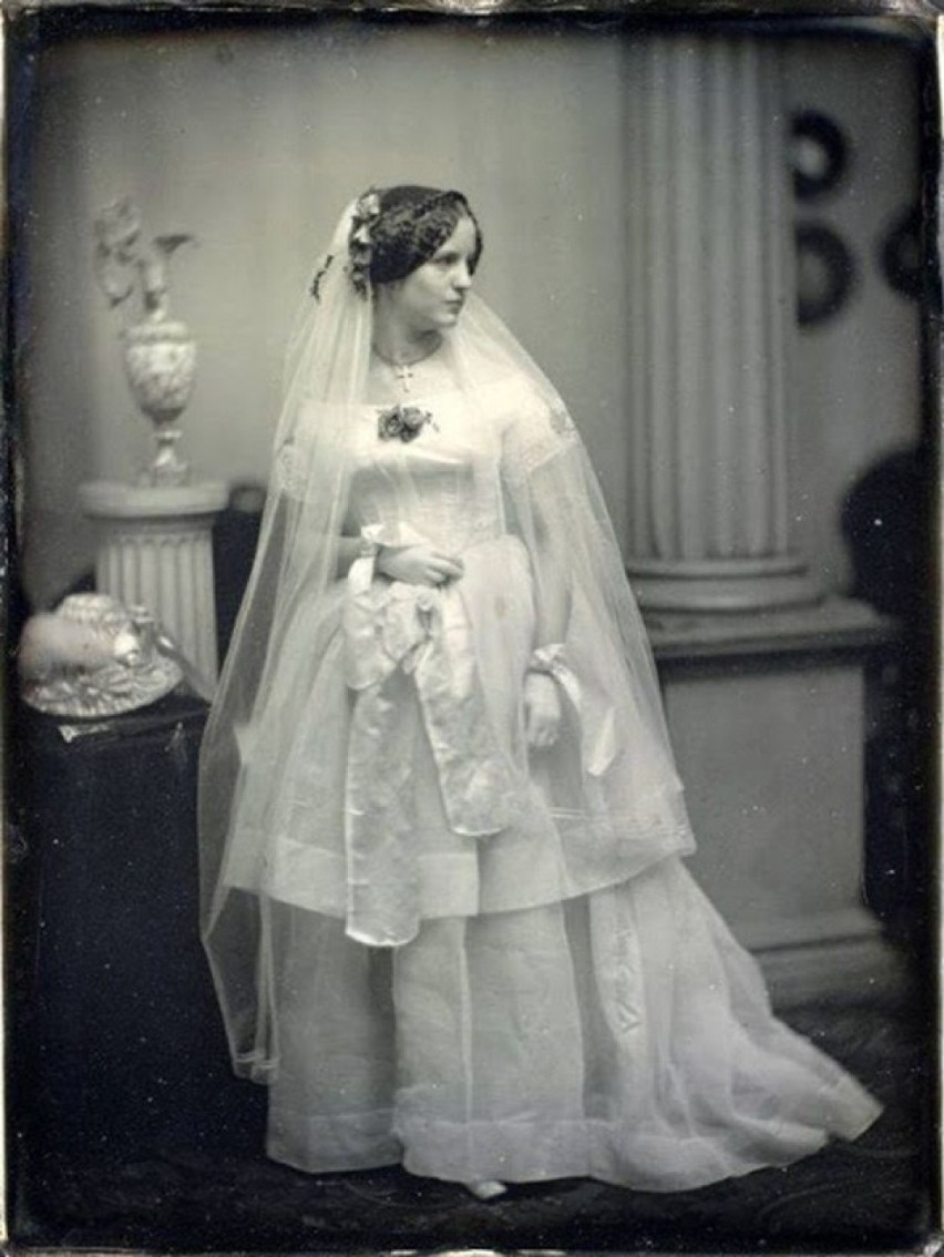 Jak wyglądały suknie ślubne w XIX w.? Niektóre zdjęcia mają...