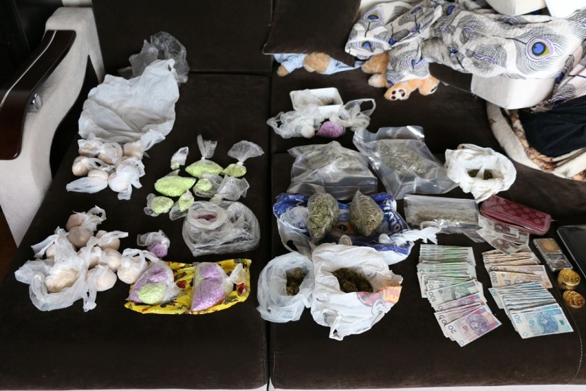 27-latek w mieszkaniu przy ul. Wiejskiej we Włocławku narkotyki trzymał w pudełku i w szafce