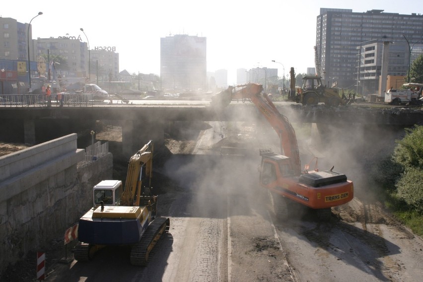 Maj 2005, budowa nowego mostu na ulicy Sokolskiej: stary...