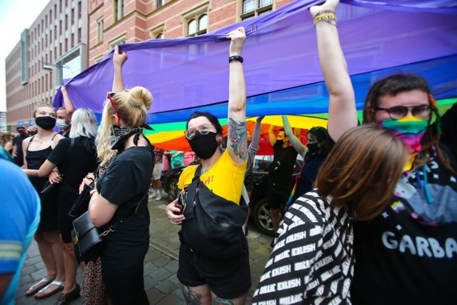 Manifestacja w obronie środowisk LGBT przed Komendą Wojewódzką Policji we Wrocławiu.