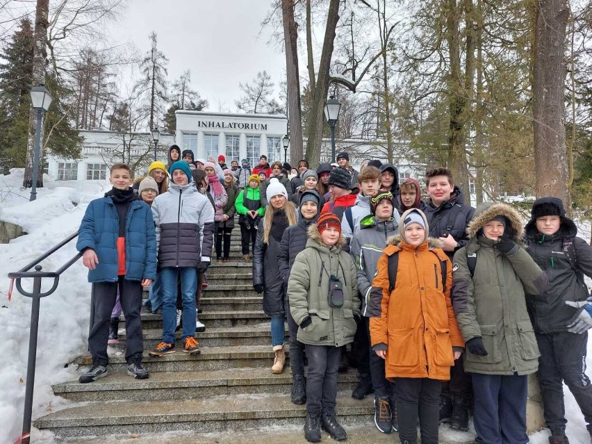 Jazda na nartach, zwiedzanie i wspólna zabawa- dzieci z gminy Postomino bawią się na zimowisku w Czorsztynie