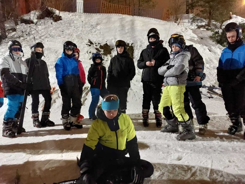 Jazda na nartach, zwiedzanie i wspólna zabawa- dzieci z gminy Postomino bawią się na zimowisku w Czorsztynie