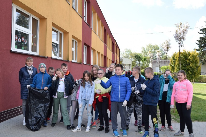 Dzieci i młodzież szkolna wzięły udział w wielkim sprzątaniu gminy