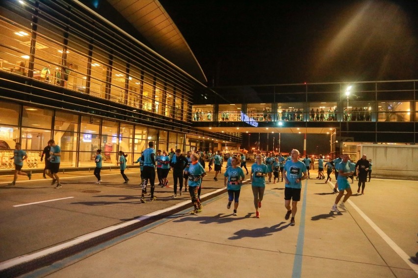 Skywayrun 2019. Bieg nocny na lotnisku w Jasionce odbył się już po raz piąty [ZDJĘCIA]