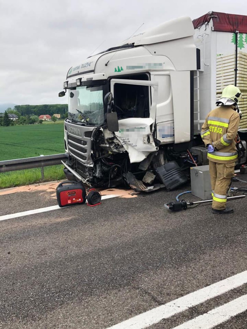 Tragiczny wypadek na S1 w Wieprzu. Czołowe zderzenie osobówki z ciężarówką. Zginął 38-latek