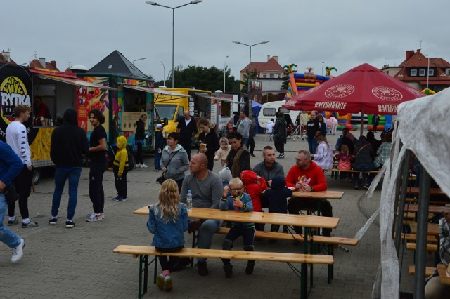 W Nysie trwa zlot food trucków, choć pogoda nie zachęca do posiłków na zewnątrz.