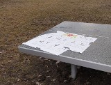 Nastolatek uszkodził parkowe tablice informacyjne