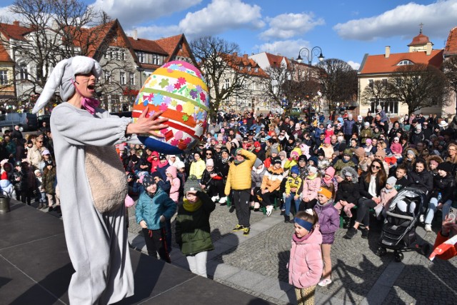 Pleszew. Wielkanoc na pleszewskim Rynku. Zajączek i pszczółka bawiły tłumy mieszkańców! Było kolorowo, wiosennie i wesoło!