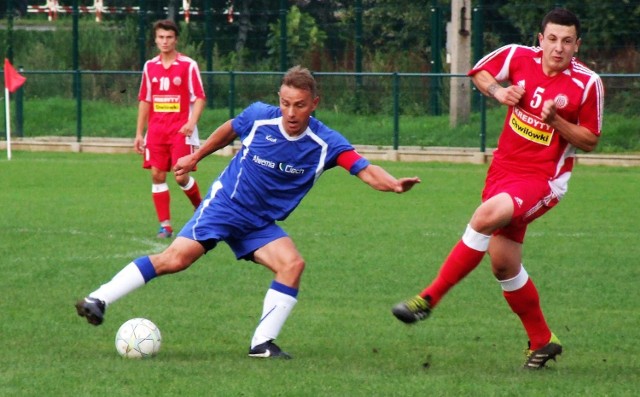 Paweł Jajko (przy piłce) jest legendą drużyny Alwerni. Wciąż gra i jest dla młodych przykładem do naśladowania.