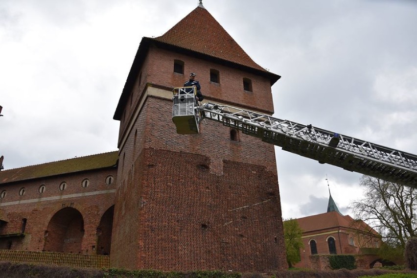 "Pożar" w malborskim zamku [ZDJĘCIA]. Ćwiczenia strażaków na wypadek "zdarzenia o dużej skali"