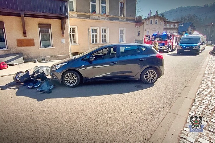 Wypadek w Sokołowsku: Nie zauważył 70-latka na motorowerze i potrącił go samochodem - zdjęcia