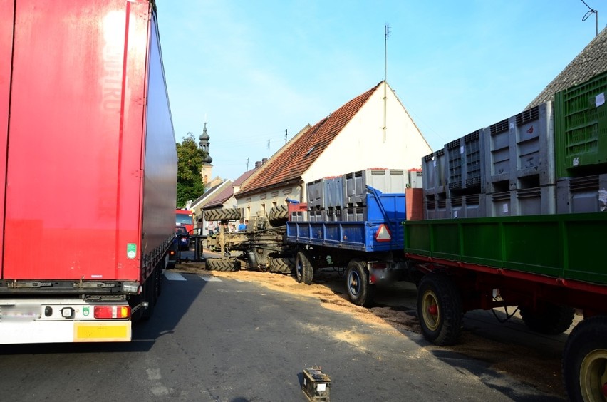 Wypadek w Dobrzycy: Zderzenie ciężarówki z ciągnikiem