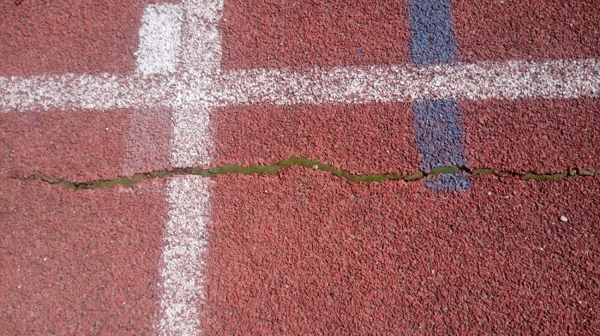 Fragment bieżni na prostej na stadionie lekkoatletycznym w...