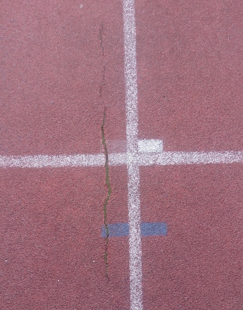 Fragment bieżni na prostej na stadionie lekkoatletycznym w...