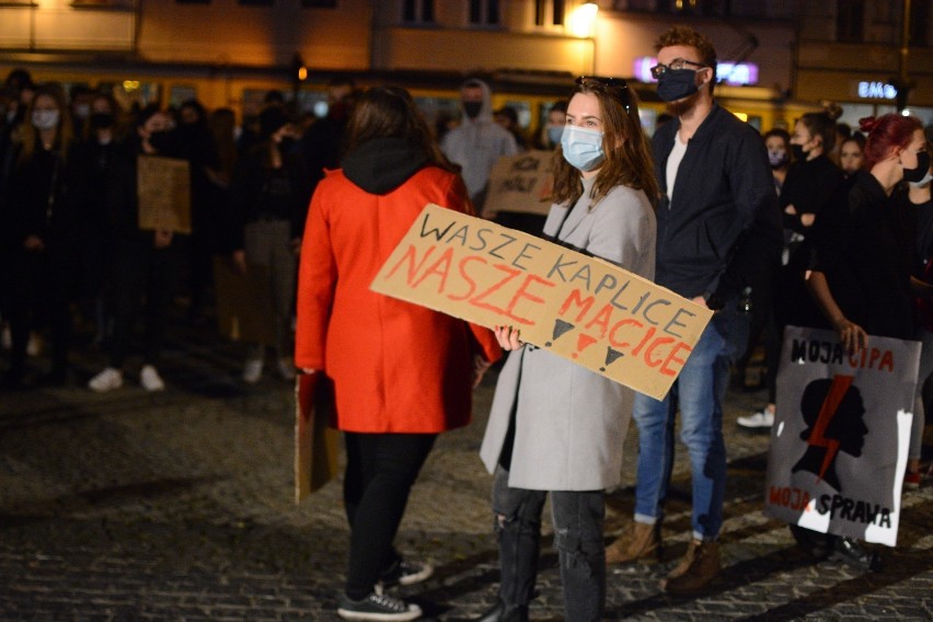 Ponad tysiąc grudziądzan w niedzielę protestuje po orzeczeniu Trybunału Konstytucyjnego w sprawie aborcji  [wideo, zdjęcia]