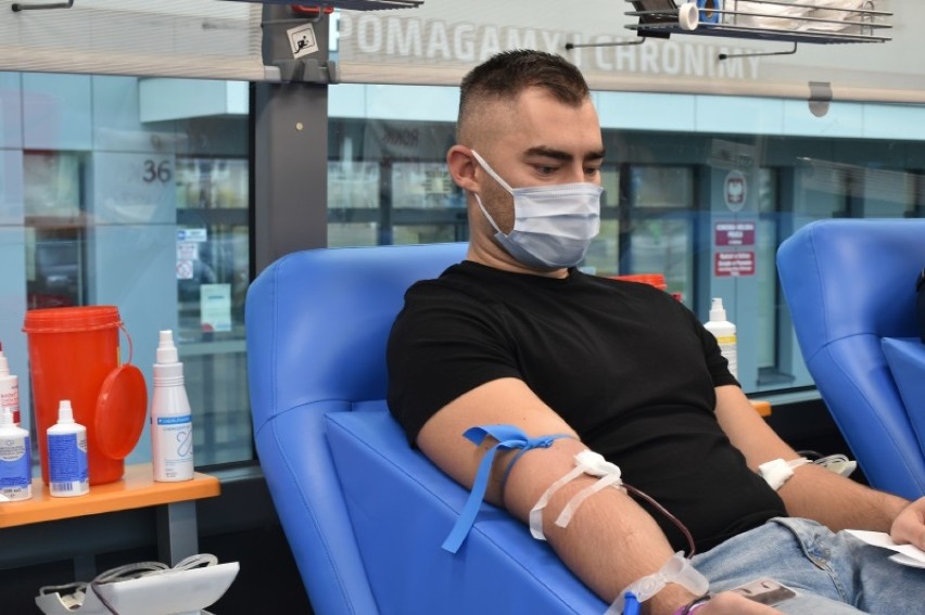 Akcja krwiodawstwa przed KMP w Kaliszu. Krew oddało 20 osób. ZDJĘCIA
