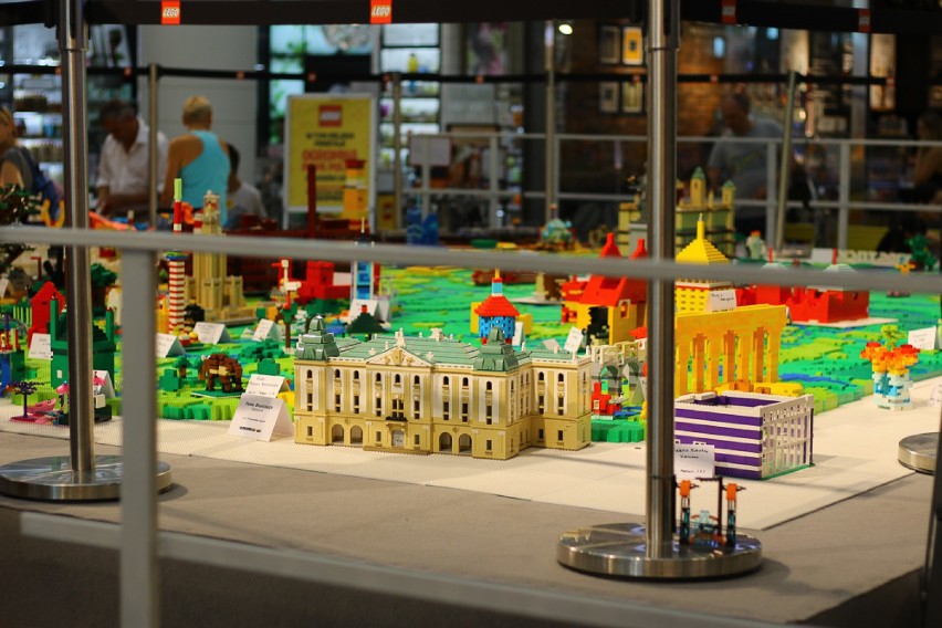 Dzieci zbudowały w Lego Store gigantyczną mapę Polski z...
