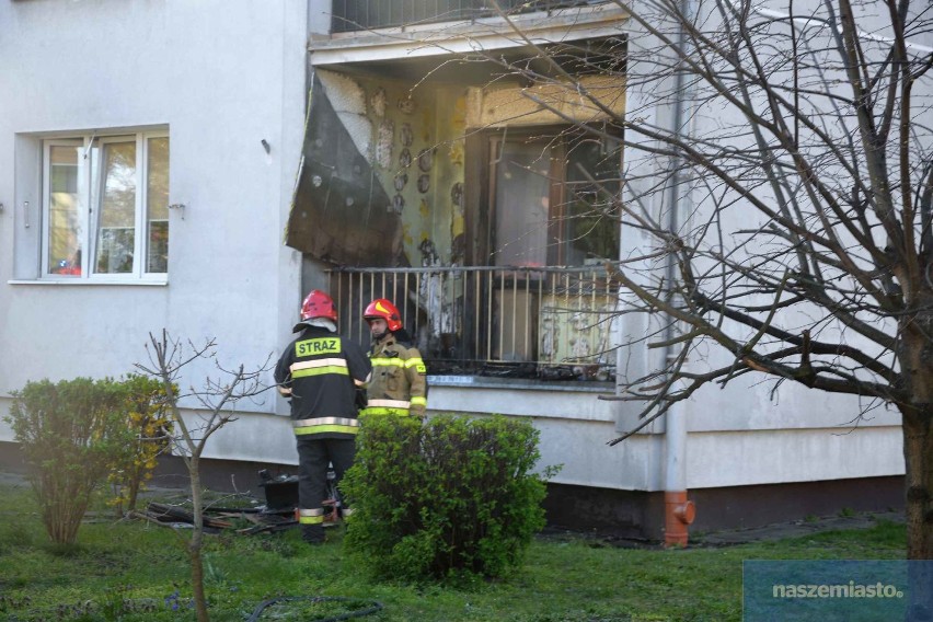 Pożar w bloku na ulicy Traugutta we Włocławku [zdjęcia]