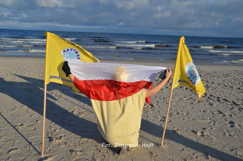 Aktywne Morsy uczciły Święto Niepodległości (2019) kąpielą w Bałtyku. W Dębkach na plaży pojawiły się polskie barwy