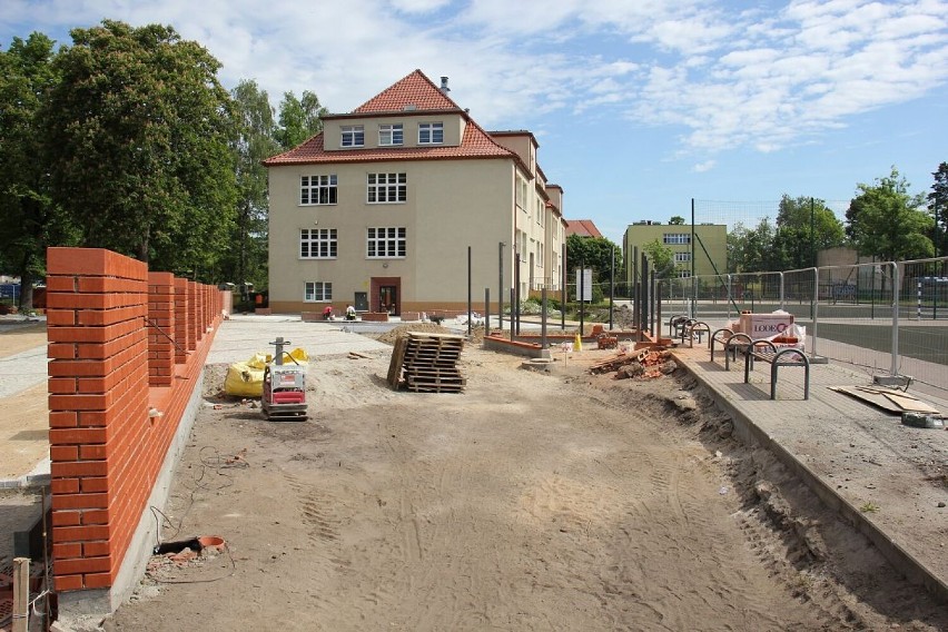 Otoczenie Szkoły Podstawowej nr 1 mocno się zmienia. Trwa przebudowa placu przed szkołą