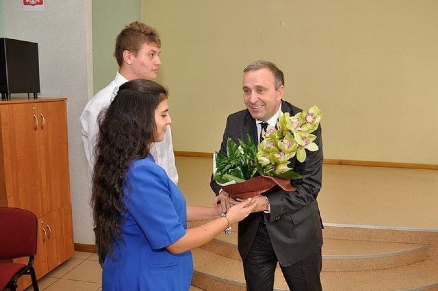 Uczniowie wręczyli gościowi kwiaty fot. Piotr Stafin
