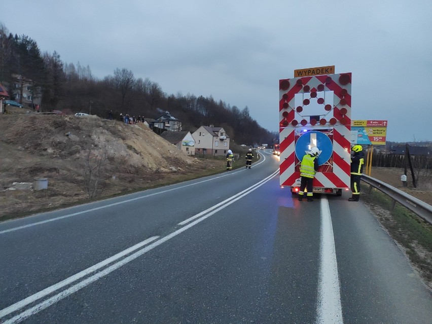 Groźne dachowanie tira na Krakowskiej w Jaśle [ZDJĘCIA]