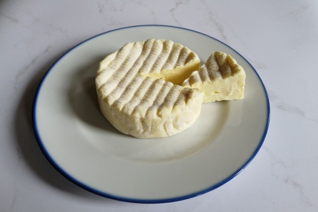 Ser camembert to wyjątkowy produkt wywodzący się z kuchni francuskiej. Zobacz w galerii zdjęcia.