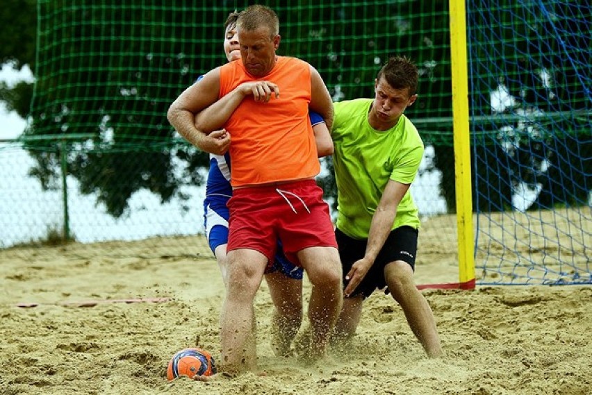 Turniej piłki nożnej plażowej nad jeziorem Mochel koło Kamienia Krajeńskiego [zdjęcia]