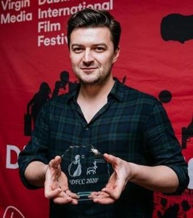 Reżyser Bartosz Kruhlik odbiera nagrodę irlandzkich krytyków za najlepszy film festiwalu w Dublinie - "Supernovę"