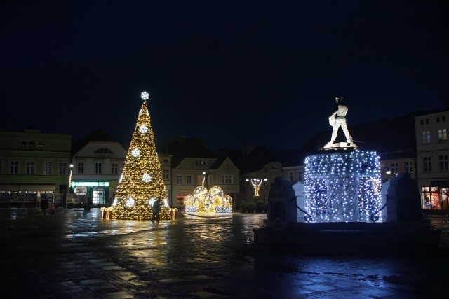 Tak wygląda plac T. Kościuszki w centrum Darłowa. Czuć nadchodzące święta Bożego Narodzenia.