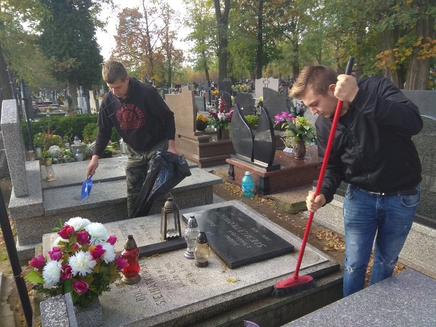 Uczniowie z Wojsławic zadbali o grób Siemiątkowskich [zdjęcia]