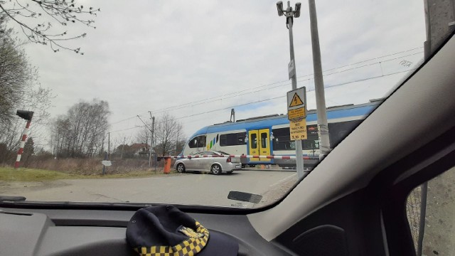 Opel utknął pomiędzy szlabanami na ulicy Krętej w Wodzisławiu Śl.