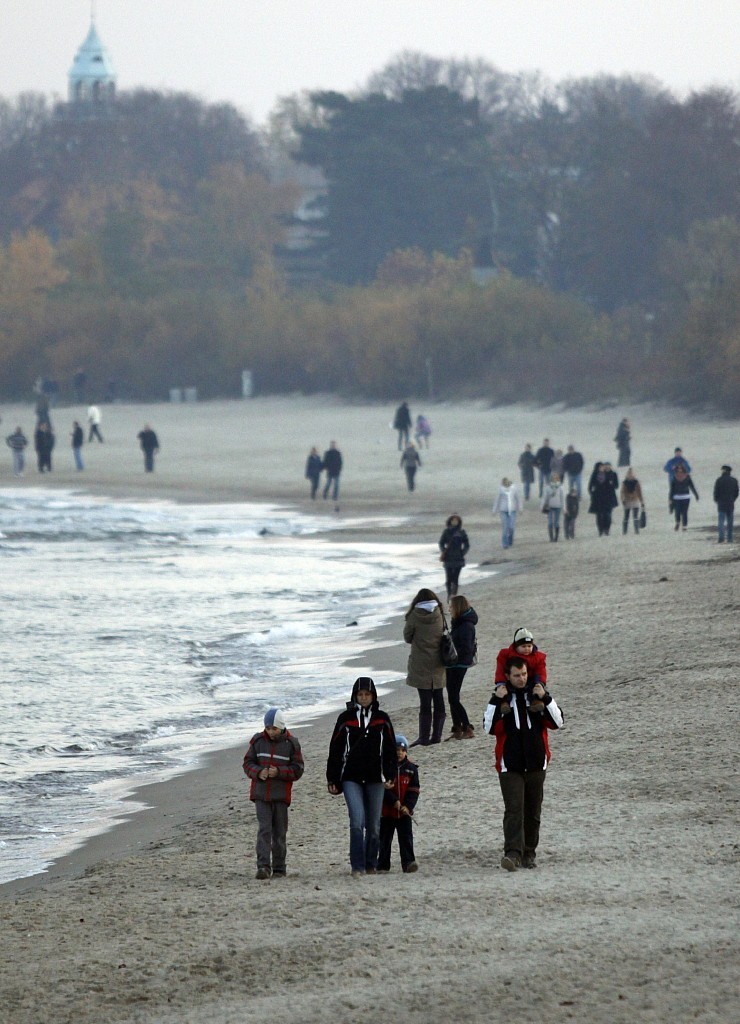 Jesienny weekend w Sopocie. Tłum spacerowiczów na molo - zobacz zdjęcia