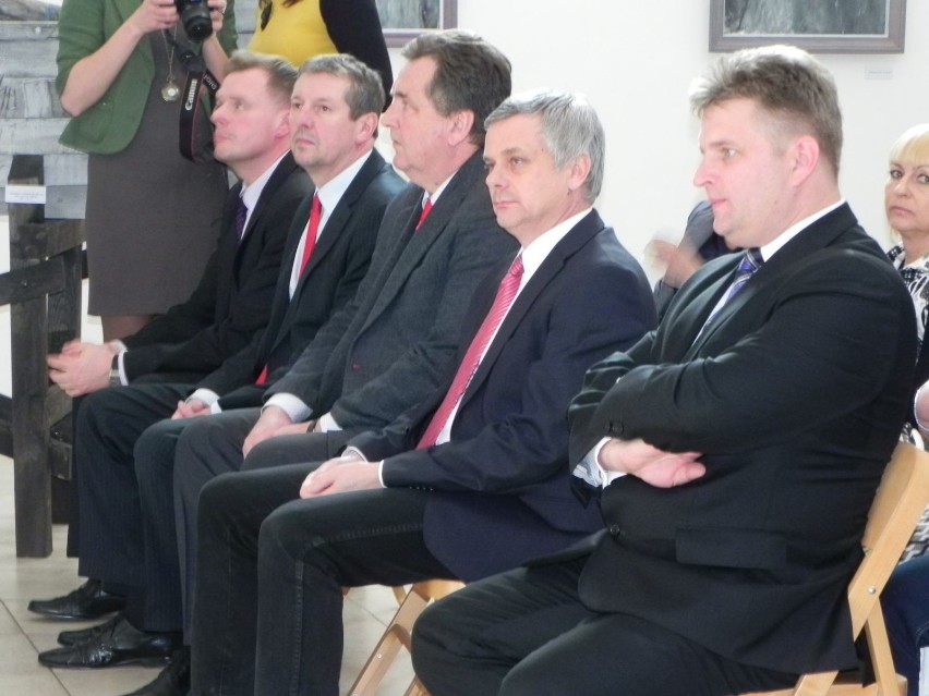 Wiceminister Piotr Żuchowski (drugi od prawej) z władzami...