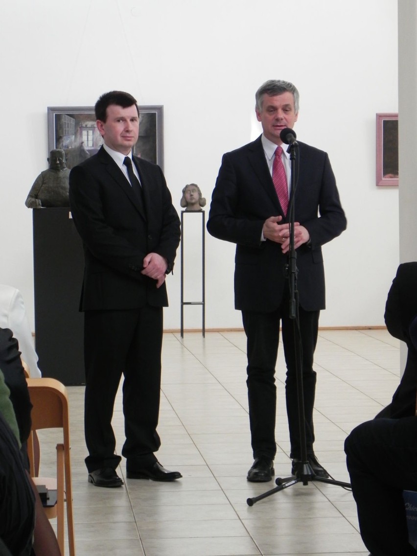 Wiceminister Piotr Żuchowski (z prawej) przyjechał do...